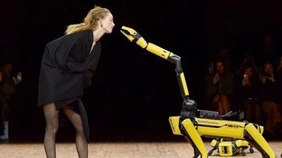 Mankenler ve robot köpekler podyumda buluştu