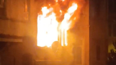 Bina alev alev yanarken itfaiyecilerin yakasına yapıştı: 100 bin dolarımı kurtarın