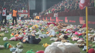 Bosna Hersek'teki maçta sahaya oyuncak yağdı. Hepsi depremzede Türk çocukları için