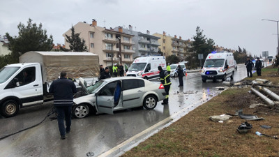 Elektrik direğine çarpan araçtaki 5 kişi yaralandı