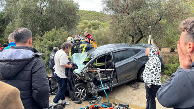 Kuşadası'nda iki araç kafa kafaya çarpıştı: 6 yaralı