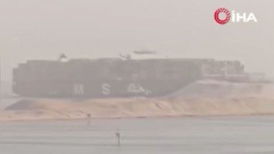 Süveyş Kanalı’nda yük gemisi karaya oturdu