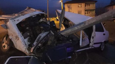 Direğe çarpan otomobil akordiyon gibi katlandı