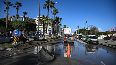 İskenderun'da lodosta yükselen deniz suyu kenden çekilmeye başladı