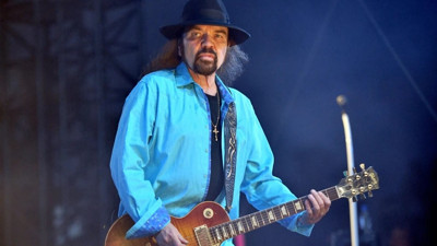 Dünyaca ünlü müzisyen Gary Rossington hayatını kaybetti. Yıllar önce uçak kazasından kurtulmuştu