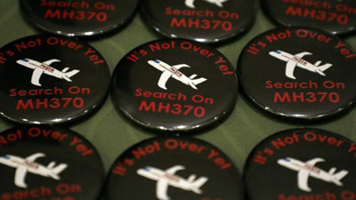 Kayıp Malezya uçağında yakınları olan ailelerden yeni arama çağrısı