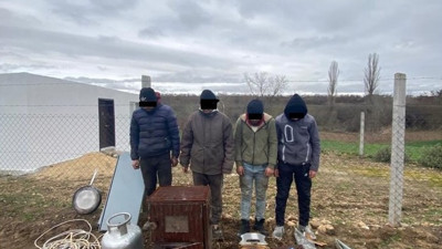 Bağ evlerine giren hırsızlar yakalandı