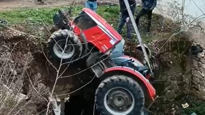 Yalova'da kontrolden çıkan traktör dere yatağına düştü
