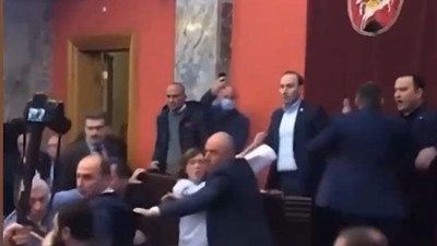 Milletvekilleri yumruk yumruğa birbirine girdi. Parlamentoda yabancı ajan kavgası