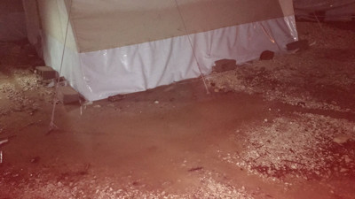 Kahramanmaraş’ta AFAD’ın çadır kentini su bastı. Depremzedeler geceyi sokakta geçirdi