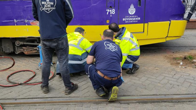 Eminönü'nde raydan çıkan tramvay kaza yaptı. Seferler durduruldu