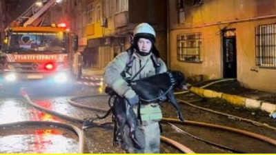 Alevlerin içine dalan itfaiyeci köpeği kurtardı