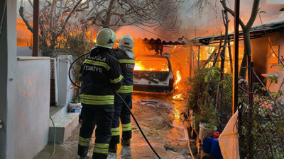 Park halindeki araç alev alev yandı