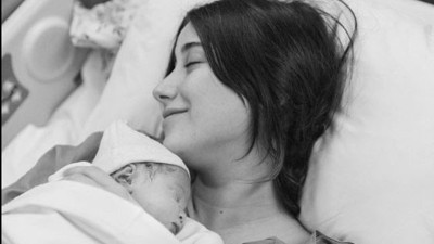 Hazal Kaya'dan Kadınlar Günü için bebekli paylaşım. Yaka iğnem sebebiyle katılamıyorum