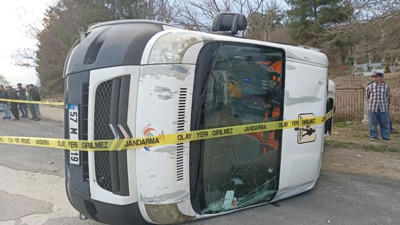 Otomobille çarpışan okul servisi devrildi