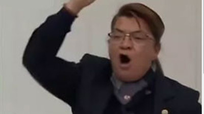 Depreme Hatay’da yakalan CHP’li Suzan Şahin kürsüde yumruklarını vura vura anlattı: Gönüllü gelenlere AFAD yeleği giydirdiniz, asker kıyafeti giydirdiniz