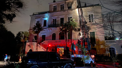 Sarıyer’de 3 katlı köşkte yangın