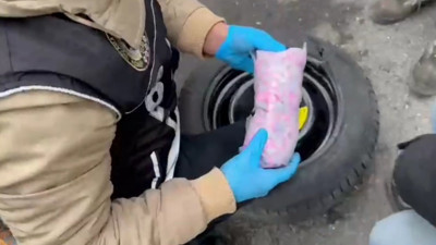 Otomobil lastiğine gizlenmiş binlerce uyuşturucu madde ele geçirildi