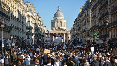 Fransızları sokağa döken emeklilik reformunun en tartışmalı maddesi onaylandı