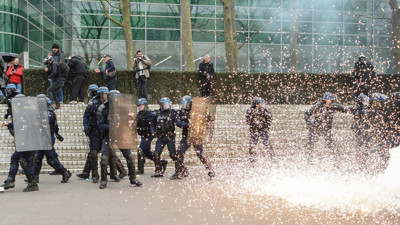 Fransa'da grevdeki işçiler stadın elektriğini kesti
