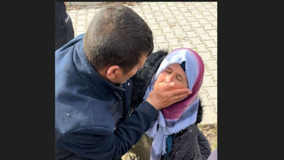 Enkaz altında buldu sevinçten bayıldı