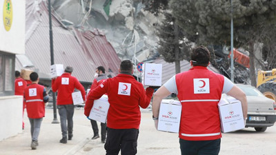 Kızılay Menzil Cemaati'nden yardım kolisi satın almış. Depremzedeler soğukta beklerken çadır satan Kızılay'da yeni skandal