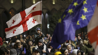 Gürcistan'da halk yine sokakta
