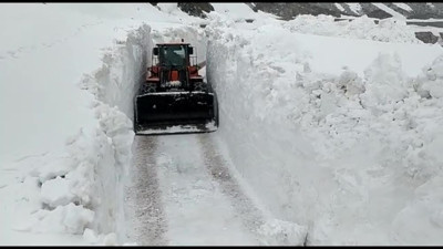 Kar kalınlığı iş makinesinin boyunu aştı