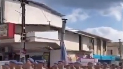 Komandolar marşlarla deprem bölgesinden ayrıldı. Halk alkışlarla uğurladı