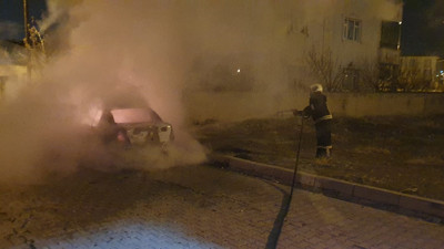 Park halindeki otomobil alev aldı (10 Mart 2023)