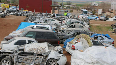 Enkaz altından çıkarılan araçlar otoparkta bekletiliyor