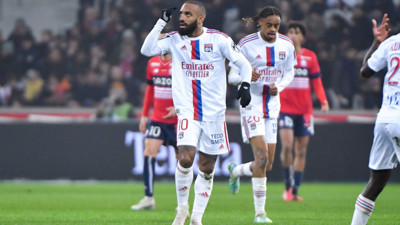 Fransa'da çılgın maç. Lille Lyon maçında David Lacazette düellosu