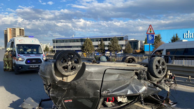 Otomobil bariyerlere çarptı: 2 yaralı