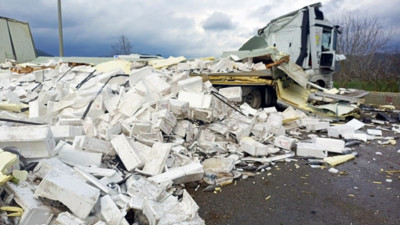 Balık yüklü tır kaza yaptı: Balıklar yola döküldü