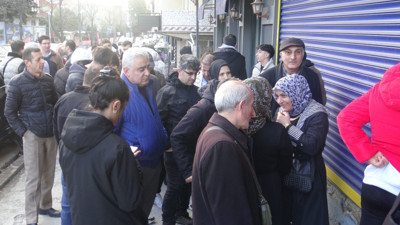 Bu kuyruk ne kuyruğu. Duyan koştu. Sabahın köründe sıraya girdiler