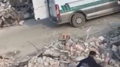 Taşınan molozların altından ceset toplayıp olduğu yere gömdüler