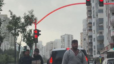 Her trafik ışığında araçların etrafını sarıyorlar. Adanalılar isyanda. Kim dur diyecek bunlara