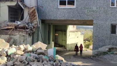 Yolun üstüne cami yaptılar