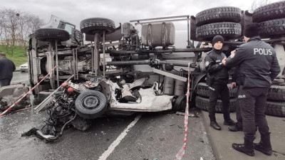 Beton mikseri aracın üzerine devrildi