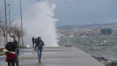 İstanbul'da lodos: Sağanak ve fırtına ulaşımda aksamalara neden oldu