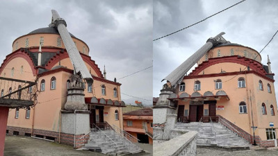 Zonguldak’ta şiddetli rüzgardan caminin minaresi devrildi
