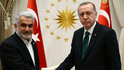 AKP “Hizbullah terör örgütü değildir” diyen HÜDA PAR’la el sıkıştı. Gazeteci Timur Soykan Gaffar Okkan’ı hatırlattı