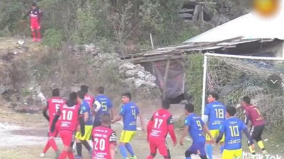 Futbol aşkı saha engeli tanımadı. Korner atmak için tepeye tırmandı