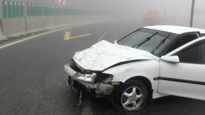 Sis sebebiyle kontrolden çıkan otomobil bariyerlere çarptı