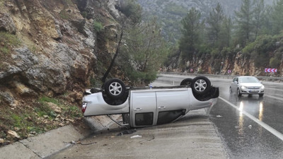Antalya’da iki ayrı trafik kazasında 6 kişi yaralandı