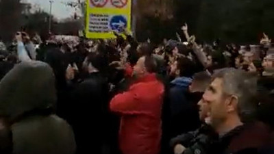 Selin Ciğerci'nin Konya'da güzellik merkezi açması protesto edildi. “Konya’dan defol'', ''Ya Allah Bismillah Allah-u Ekber'' sloganları atıldı