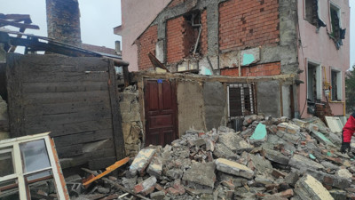 Yıkım kararı çıkan fay hattındaki binanın duvarı çöktü: 2 yaralı