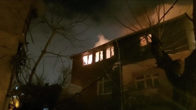 Ümraniye’de 3 katlı binanın çatı katı alev alev yandı