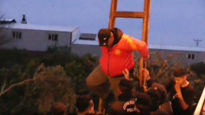 Hatay Samandağ'da depremzede vatandaşa polis müdahalesi. Erdoğan'a 'Geliyor Gelmekte Olan' diye seslendi