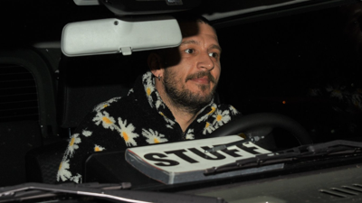 Oyuncu Uraz Kaygılaroğlu'nun anlamsız tavrı. Eğlendiği mekanı korumaları gazetecilere saldırdı